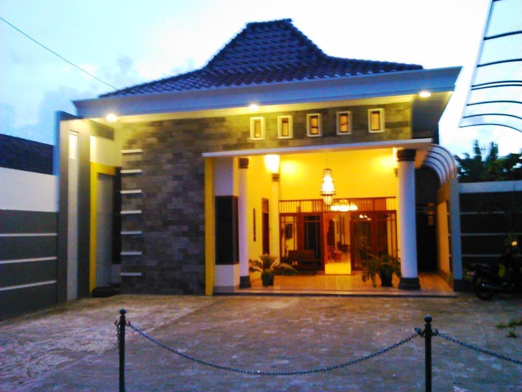 Griya Putri Dewi Guesthouse Yogyakarta Exterior photo